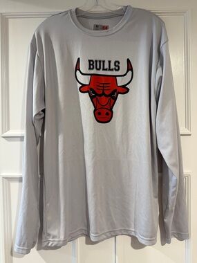 Chicago Bulls Logo Long Sleeve Tee in Light Gray Size Adult Medium